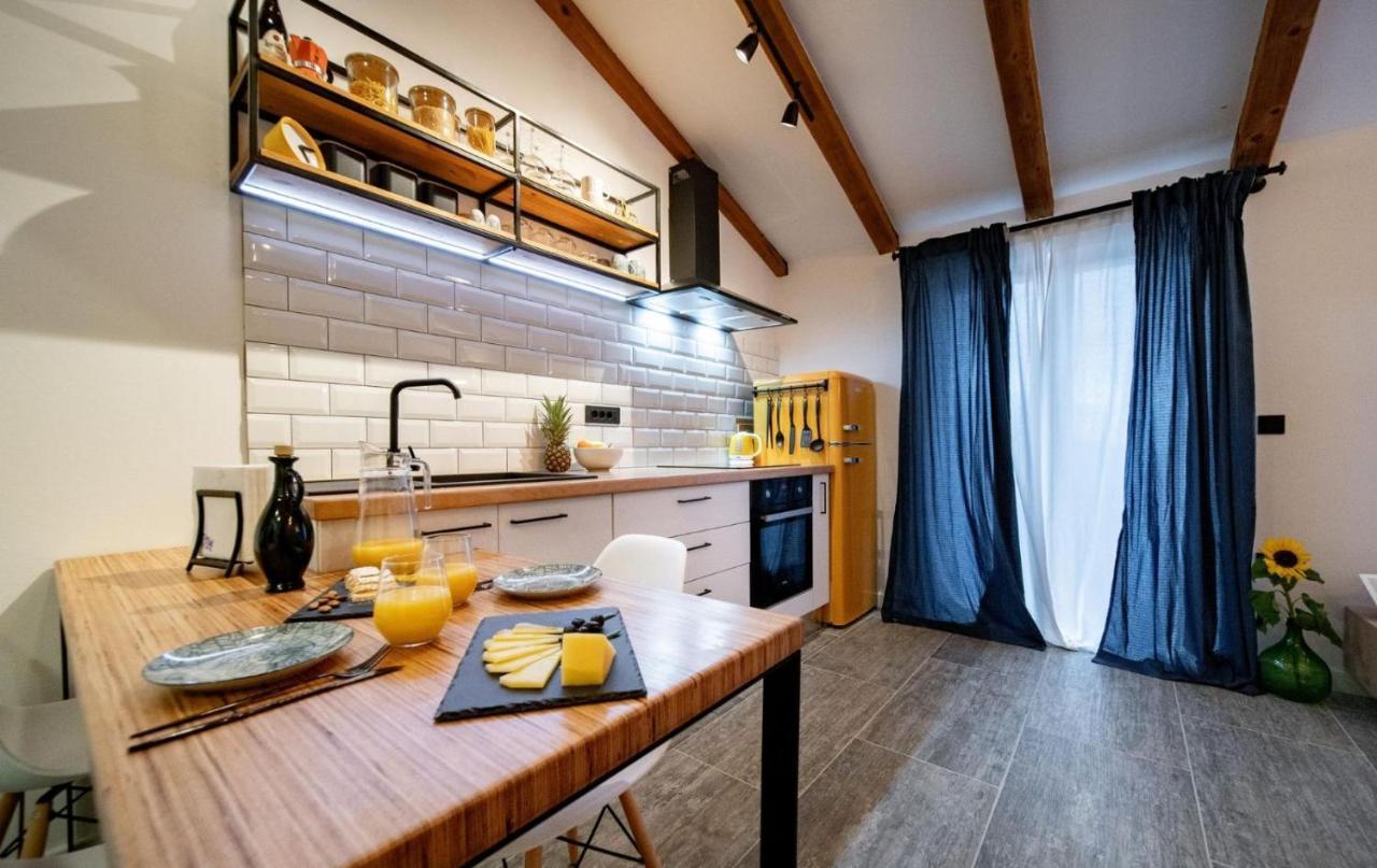 Novouredeni Apartman Marko Mundanije ภายนอก รูปภาพ